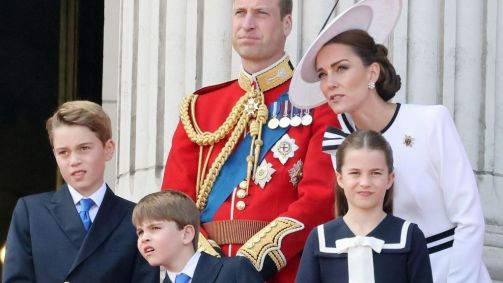 Príncipe George de Gales, Príncipe William, Príncipe de Gales, Príncipe Louis de Gales, Princesa Charlotte de Gales e Kate, Princesa de Gales na varanda do Palácio de Buckingham durante Trooping the Color em 15 de junho de 2024 em Londres, Inglaterra.