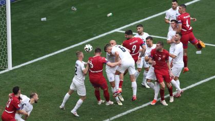 Luka Jovic sobe de cabeça para marcar o gol de empate da Sérvia