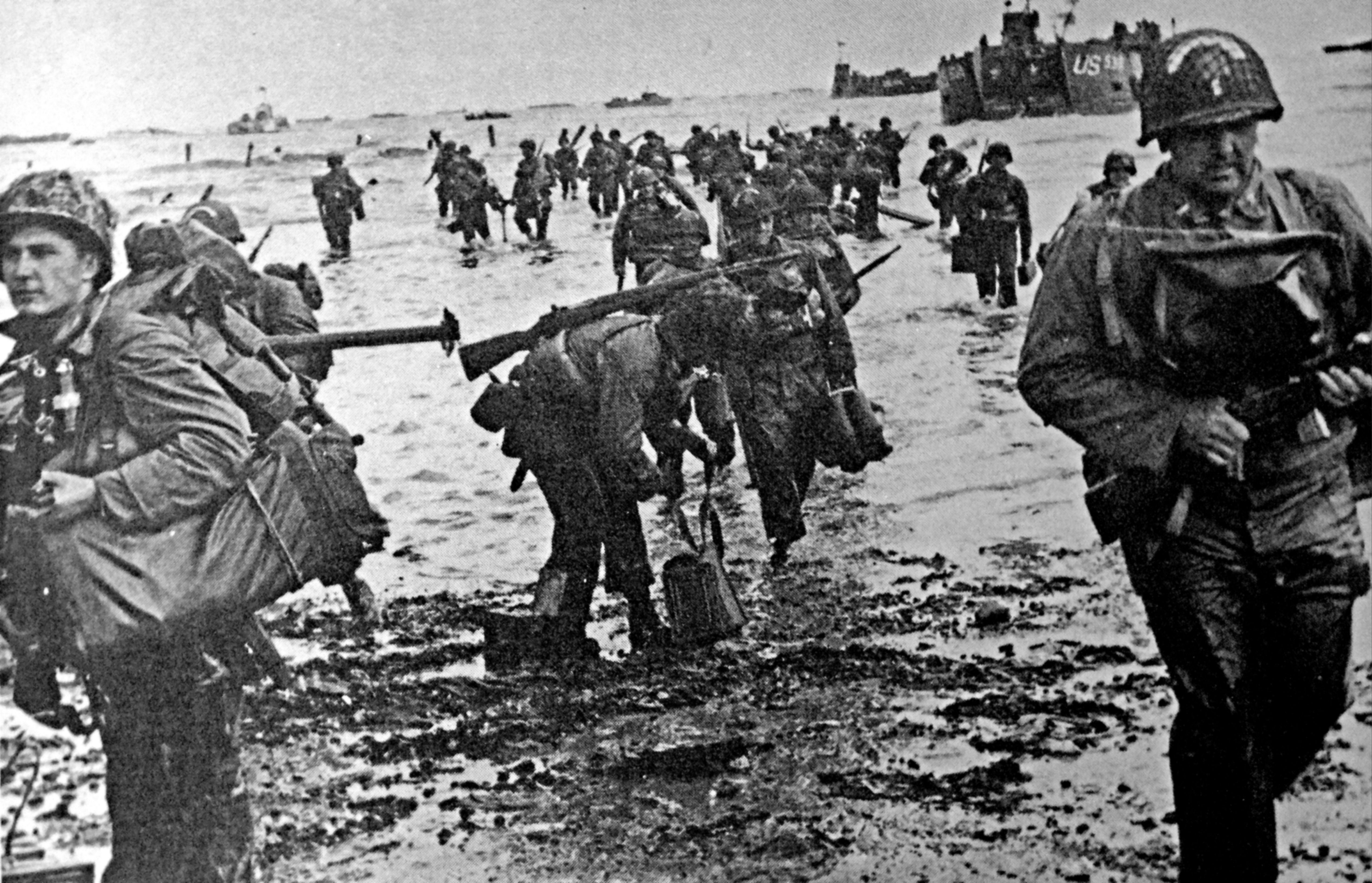 Soldados dos EUA desembarcam na Normandia durante o Dia D da Segunda Guerra Mundial, na Operação Overlord.