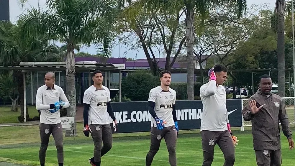 Goleiros do Corinthians durante treino