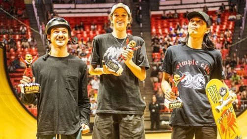 Gui (centro) Khury Vence Tony Hawk Vert Alert