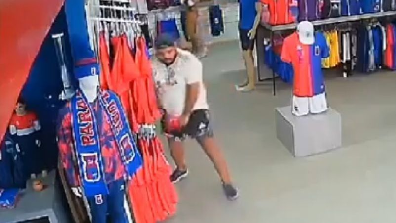 Homem é flagrado furtando 17 camisas em loja do Paraná Clube