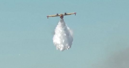 Avião é usado em combate de incêndio florestal na Grécia