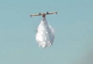 Vídeo: Bombeiros usam avião e helicóptero para combater incêndio florestal na Grécia