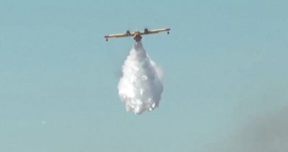 Avião é usado em combate de incêndio florestal na Grécia