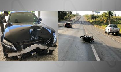 Frente do veículo de luxo ficou danificada após a batida; à direita, moto caída no chão após ser arrastada por 300 metros em Goiânia
