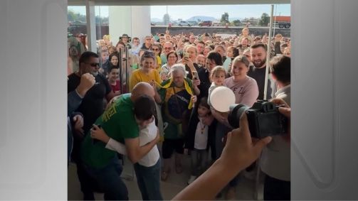 O dono da rede Havan, Luciano Hang, recebe público na reabertura da unidade de Lajeado (RS), que foi destruída pela enchente