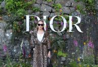 Jennifer Lawrence e Anya Taylor-Joy assistem desfile da Dior sobre a Escócia