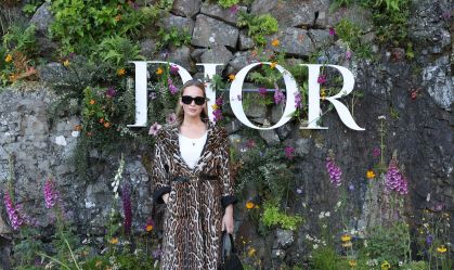 Jennifer Lawrence e Anya Taylor-Joy assistem desfile da Dior sobre a Escócia