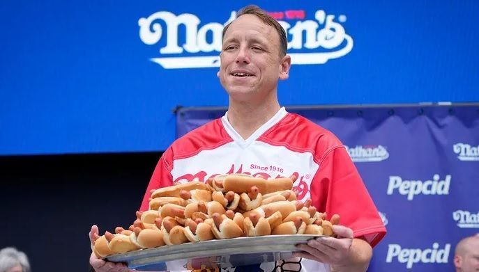 Joey é o recordista mundial em comer hot-dogs; Ele comeu 76 em 10 minutos / John Minchillo/AP
