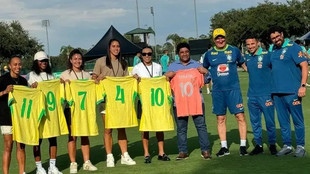 Jogadoras foram homenageadas pela CBF nesta segunda-feira