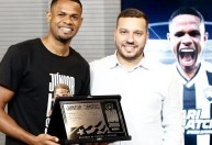 Júnior Santos é homenageado pelos 100 jogos no Botafogo