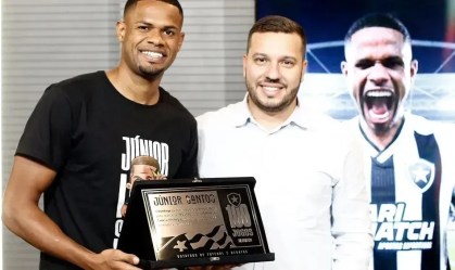 Junior Santos com a placa de 100 jogos com a camisa do Botafogo