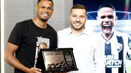 Junior Santos com a placa de 100 jogos com a camisa do Botafogo
