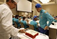 Aniversariante, Martinelli ganha bolo na Seleção; veja quem levou 1º pedaço