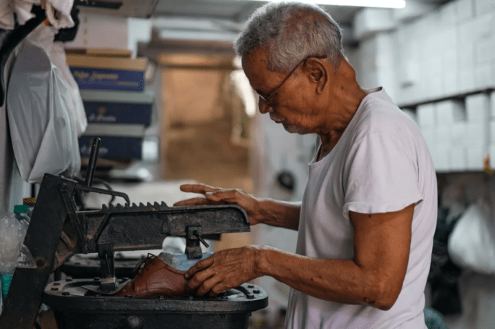 Masoom Ali Shaikh trabalha em sua oficina em Dharavi no dia 14 de abril / Noemi Cassanelli/CNN