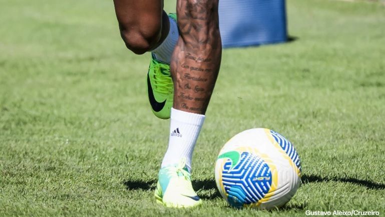 Matheus Pereira, em treino na Toca da Raposa, com a chuteira usada por Neymar em 2011 / Gustavo Aleixo/Cruzeiro