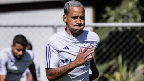 Matheus Pereira usa chuteira de modelo antigo durante treino do Cruzeiro