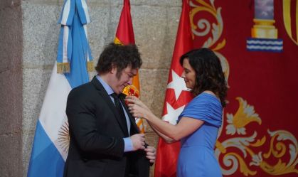 Em meio a crise diplomática, Javier Milei volta à Espanha e critica Pedro Sánchez