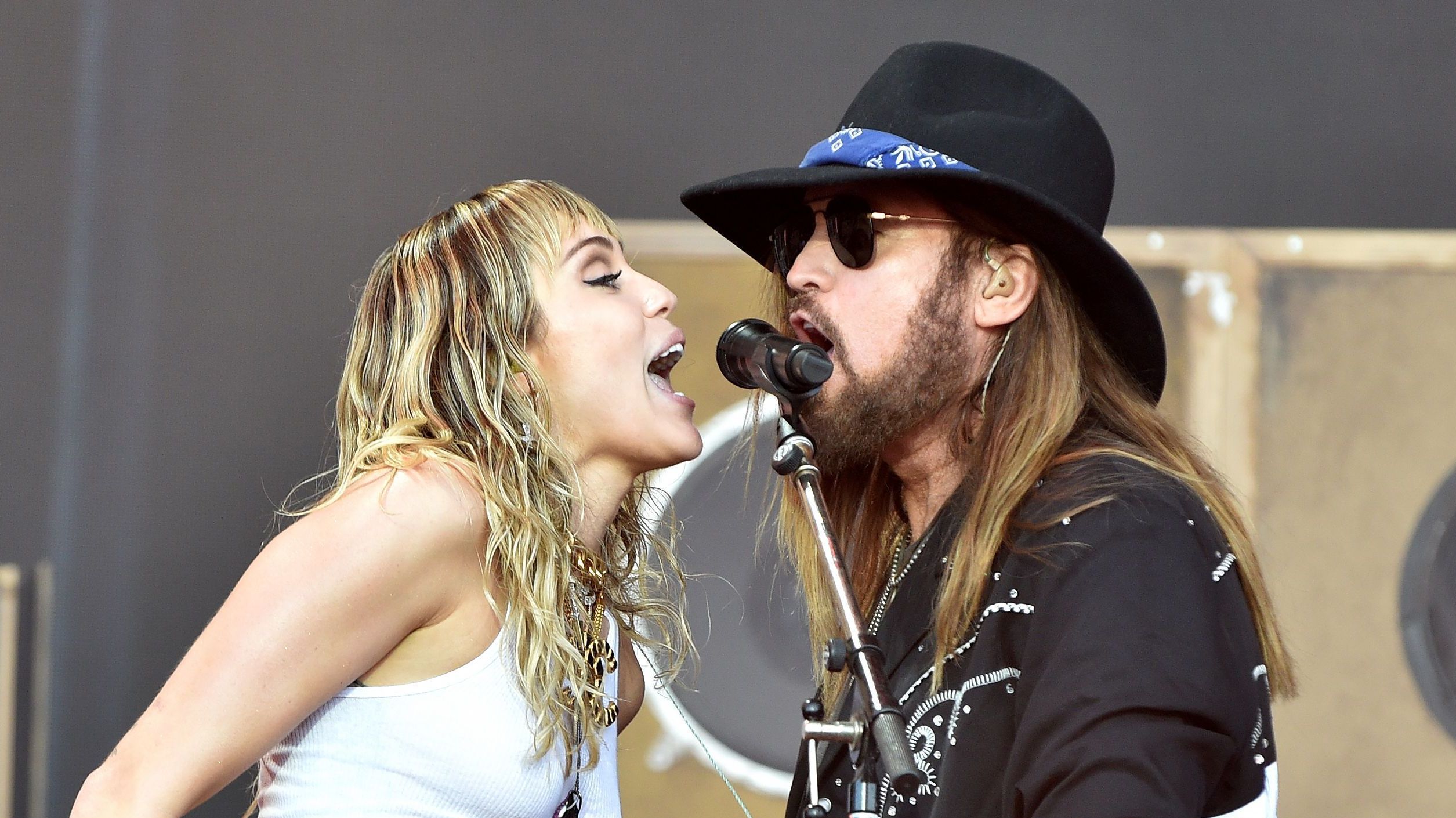 Miley Cyrus e Billy Ray Cyrus em show no The Pyramid Stage, durante o quinto dia do Festival de Glastonbury, na Inglaterra, em 30 de junho de 2019
