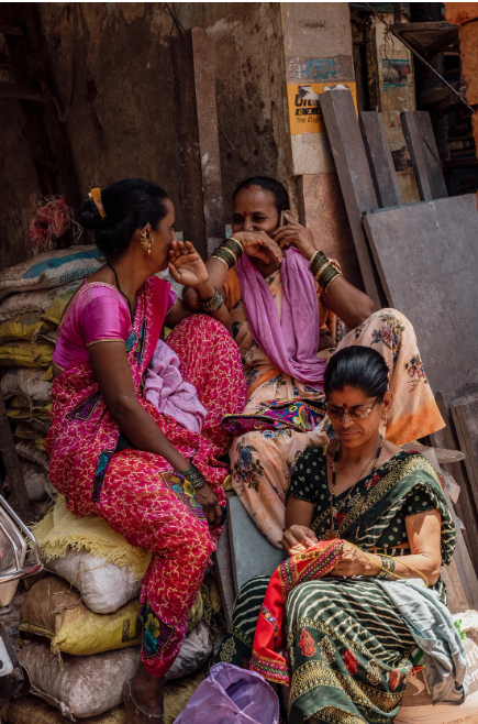Mulheres conversando em Dharavi em 14 de abril / Noemi Cassanelli/CNN