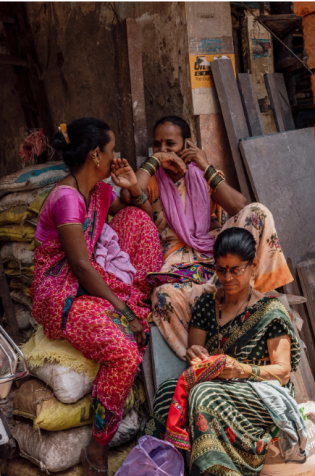Mulheres conversando em Dharavi em 14 de abril / Noemi Cassanelli/CNN