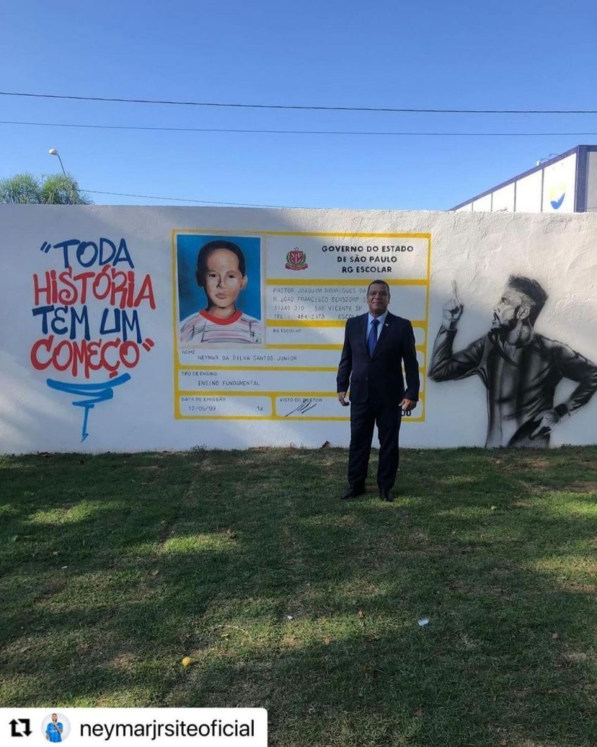Tio de Neymar, José Santos, em frente ao muro com a carteirinha do sobrinho, Neymar, na época em que estudou no colégio / Reprodução/Instagram