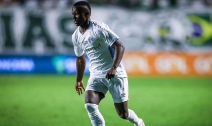 Jogador do Grêmio passa mal e vomita em campo; saiba como ele está