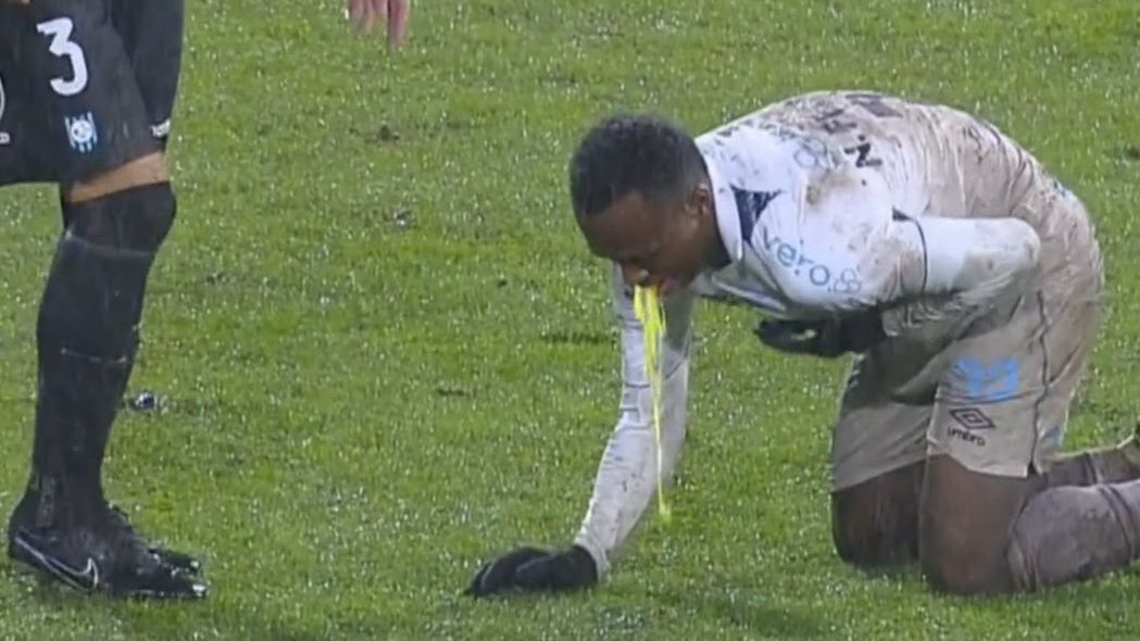 Nathan Fernandes vomita durante partida do Grêmio contra o Huachipato / Reprodução/Twitter