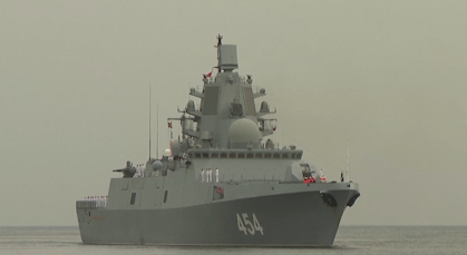 Fragata Admiral Gorshkov, da Marinha russa, chegando ao porto de Havana, em Cuba
