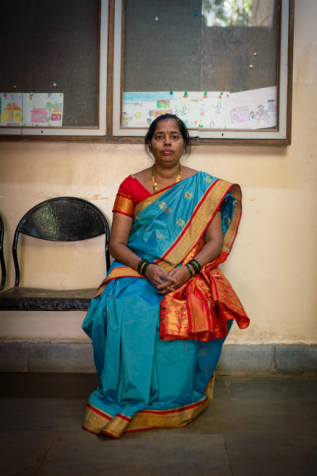 Neeta Jadhav, 46, posa para uma foto durante uma entrevista à CNN no Manohar Joshi College em Dharavi em 14 de abril / Noemi Cassanelli/CNN