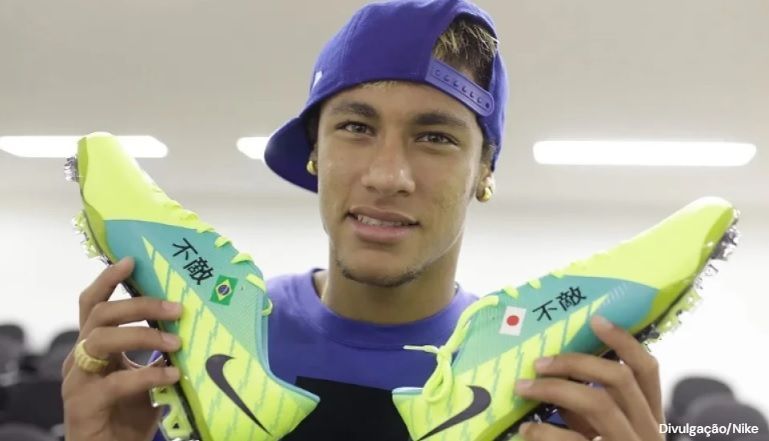 Neymar com chuteira personalizada durante o Mundial de 2011 / Divulgação/Nike