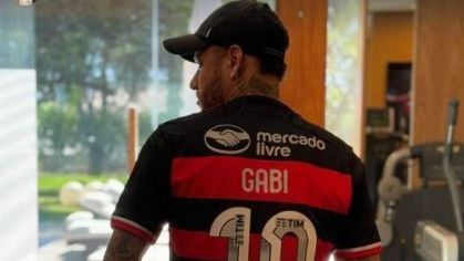Neymar treina com a camisa 10 do Flamengo e o nome de Gabigol nas costas