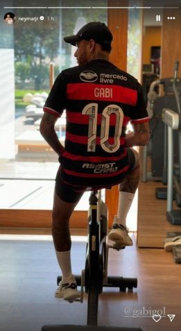 Neymar treina com a camisa 10 do Flamengo e o nome de Gabigol nas costas / Reprodução/Instagram