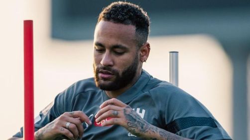 Neymar volta a usar chuteiras após 8 meses