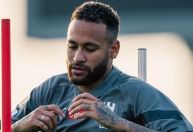 Neymar volta a usar chuteiras após 8 meses; saiba quando ele vai jogar
