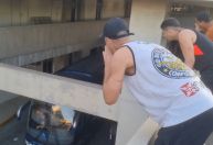 Ônibus do Vasco deixa aeroporto escoltado após protesto; vídeo