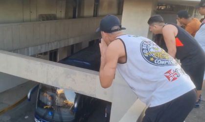 Ônibus do Vasco deixa aeroporto escoltado após protesto; vídeo
