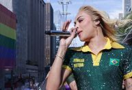 Pabllo Vittar usa look verde e amarelo para a Parada LGBT+ de SP