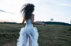 Paula Fernandes faz ensaio sensual e fala de fase mais madura na carreira