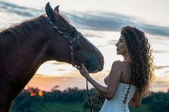 Paula Fernandes faz ensaio sensual e fala de fase mais madura na carreira