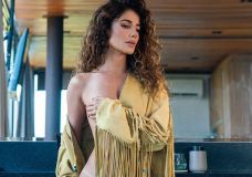 Paula Fernandes faz ensaio sensual e fala de fase mais madura na carreira