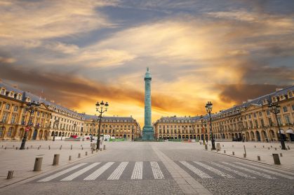 A Place Vendôme, em Paris, na França, ao entardecer