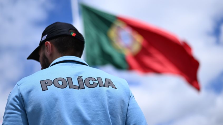 Policial de Portugal durante trabalho • Zed Jameson/Anadolu via Getty Images