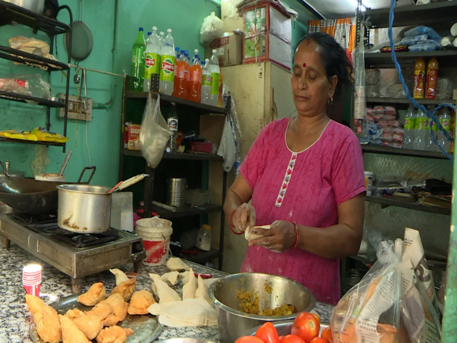 Poonam Shah trabalha em sua barraca de comida de rua no bairro de Chanakyapuri, em Délhi, em 30 de maio de 2024 / Vijay Bedi/CNN