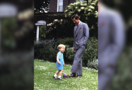 Príncipe William compartilha foto de infância com rei Charles no Dia dos Pais