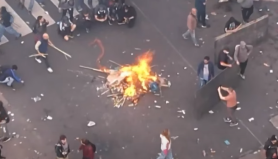 Manifestantes contra o Megaprojeto de Lei de Javier Milei incendeiam objetos em Buenos Aires