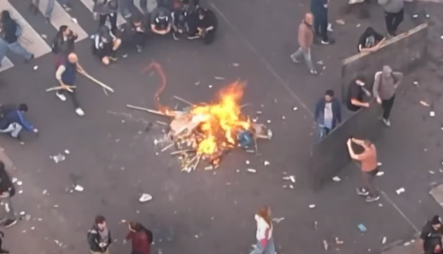 Manifestantes contra o Megaprojeto de Lei de Javier Milei incendeiam objetos em Buenos Aires