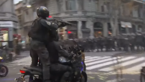 Polícia de Buenos Aires utiliza motos e balas de borracha para dispersar manifestantes contra o megaprojeto de lei de Javier Milei