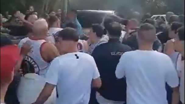 Protesto da torcida do Fluminense na frente do CT